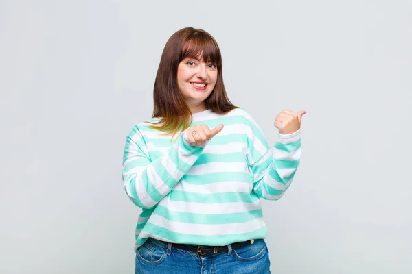 Overweight Woman Smiling Cheerfully Casually Pointing Copy Space Side Feeling — Stock Photo, Image
