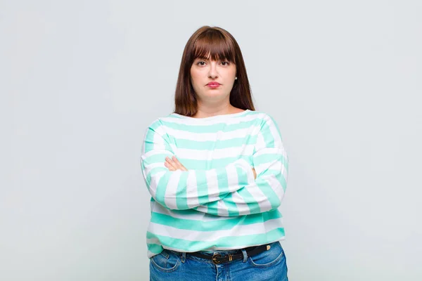 Vrouw Met Overgewicht Voelt Zich Ontstemd Teleurgesteld Kijkt Ernstig Geïrriteerd — Stockfoto