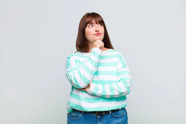 Vrouw Met Overgewicht Die Zich Bedachtzaam Voelt Zich Afvraagt Verbeeldt — Stockfoto