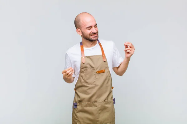 Skallig Man Ler Känner Sig Bekymmerslös Avslappnad Och Glad Dansar — Stockfoto