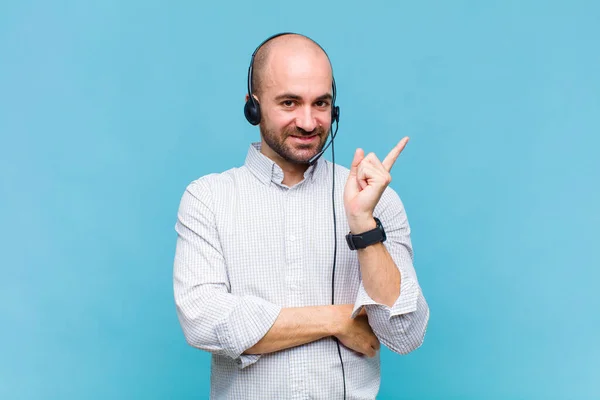 Hombre Calvo Sonriendo Felizmente Mirando Lado Preguntándose Pensando Teniendo Una — Foto de Stock