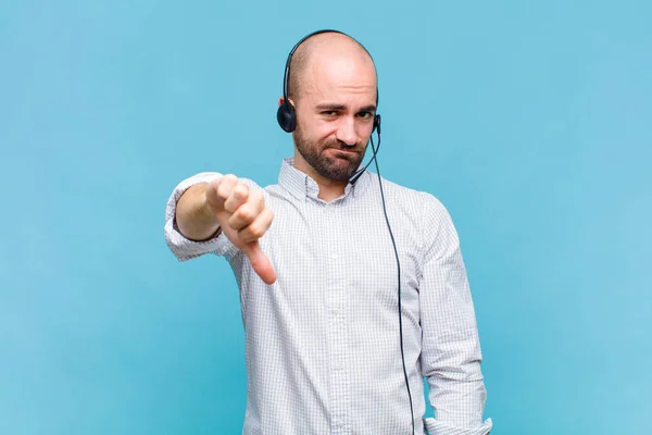 Homem Careca Sentindo Cruz Irritado Irritado Desapontado Descontente Mostrando Polegares — Fotografia de Stock