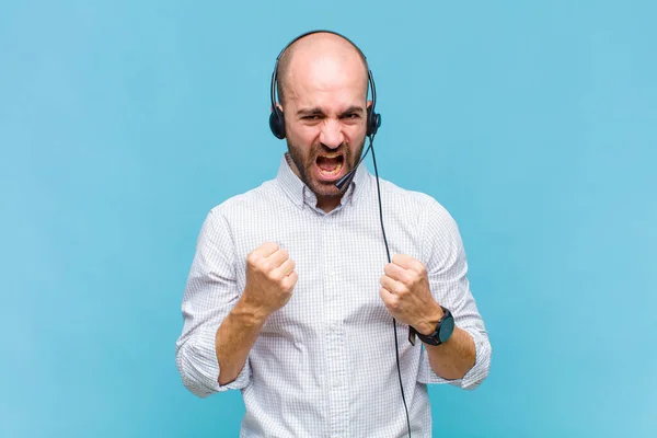 Kale Man Schreeuwend Agressief Met Geïrriteerde Gefrustreerde Boze Blik Strakke — Stockfoto