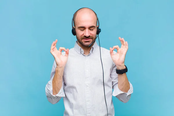 Hombre Calvo Buscando Concentrado Meditando Sintiéndose Satisfecho Relajado Pensando Haciendo — Foto de Stock