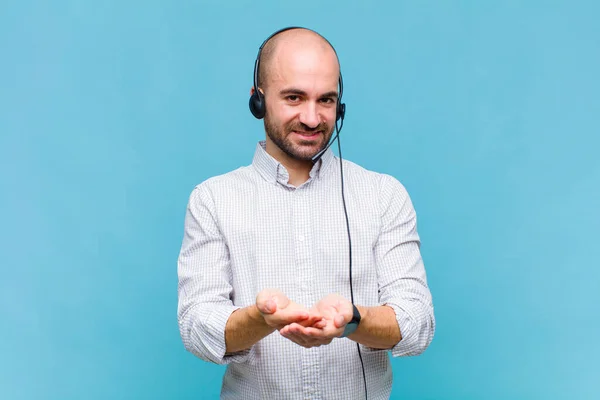 Homem Careca Sorrindo Feliz Com Amigável Confiante Olhar Positivo Oferecendo — Fotografia de Stock