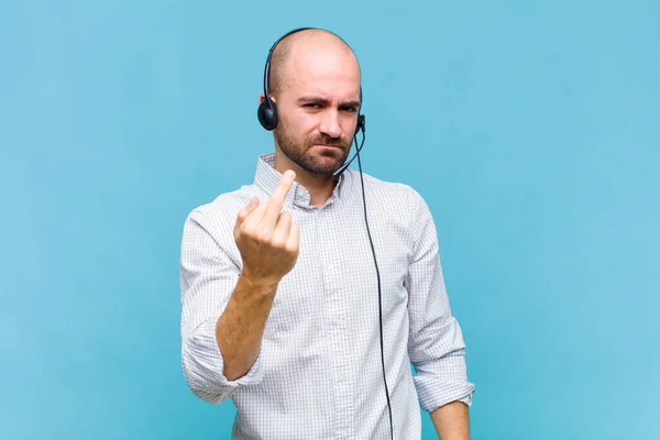 Calvo Sintiéndose Enojado Molesto Rebelde Agresivo Volteando Dedo Medio Luchando —  Fotos de Stock