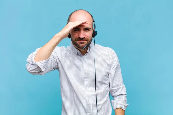 Homem Careca Olhando Desnorteado Surpreso Com Mão Sobre Testa Olhando — Fotografia de Stock