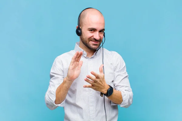 Homem Careca Sentindo Feliz Bem Sucedido Sorrindo Batendo Palmas Dizendo — Fotografia de Stock