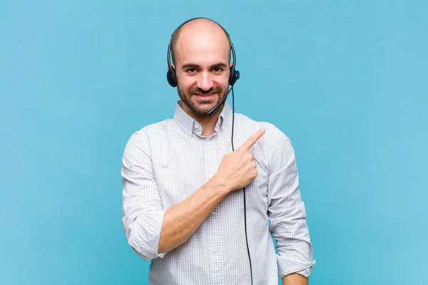 Skallig Man Ler Glatt Känner Sig Glad Och Pekar Sidan — Stockfoto