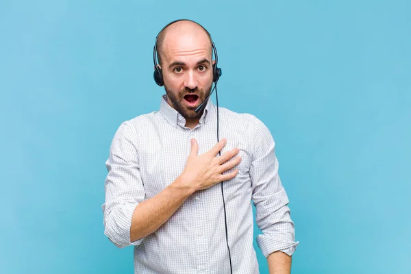 Skallig Man Chockad Förvånad Och Förvånad Med Handen Bröstet Och — Stockfoto