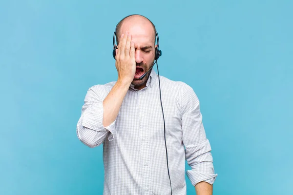 Calvo Que Parece Somnoliento Aburrido Bostezo Con Dolor Cabeza Una —  Fotos de Stock