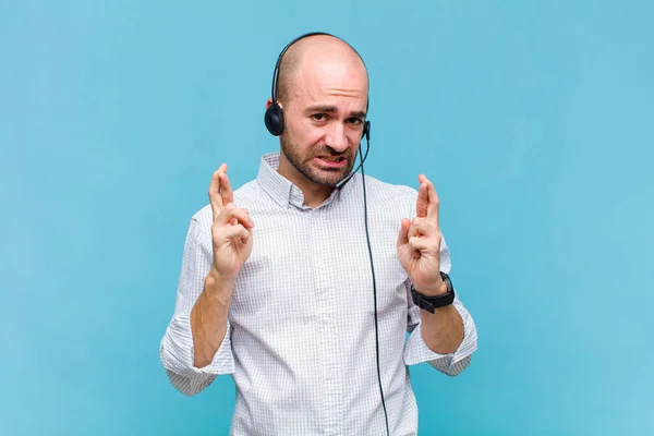 Skallig Man Korsar Fingrarna Ängsligt Och Hoppas Lycka Med Orolig — Stockfoto