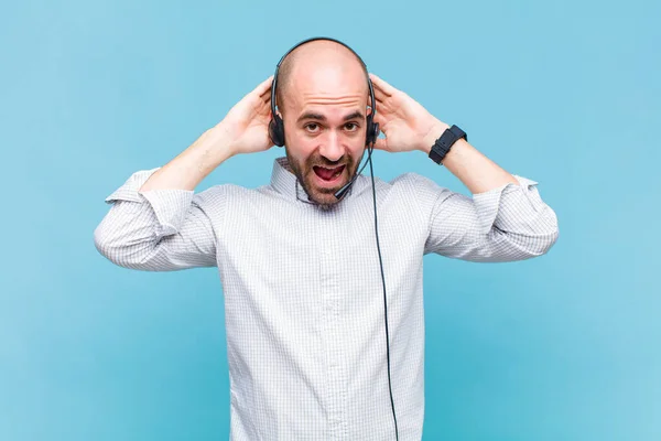 Homem Careca Olhando Feliz Despreocupado Amigável Relaxado Desfrutando Vida Sucesso — Fotografia de Stock