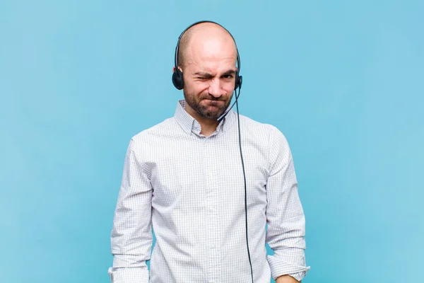 Skallig Man Ser Glad Och Vänlig Ler Och Blinkar Ett — Stockfoto