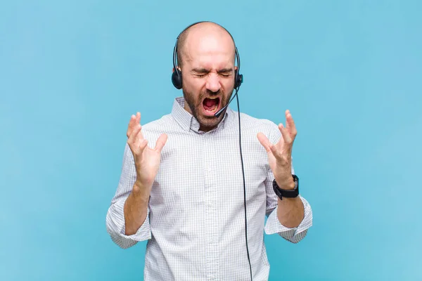 Kale Man Woedend Schreeuwen Gevoel Van Stress Geïrriteerd Met Handen — Stockfoto