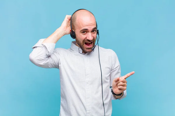 Skallig Man Skrattar Ser Glad Positiv Och Förvånad Inser Bra — Stockfoto