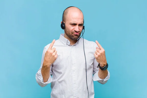 Kale Man Met Een Slechte Houding Die Trots Agressief Uitziet — Stockfoto