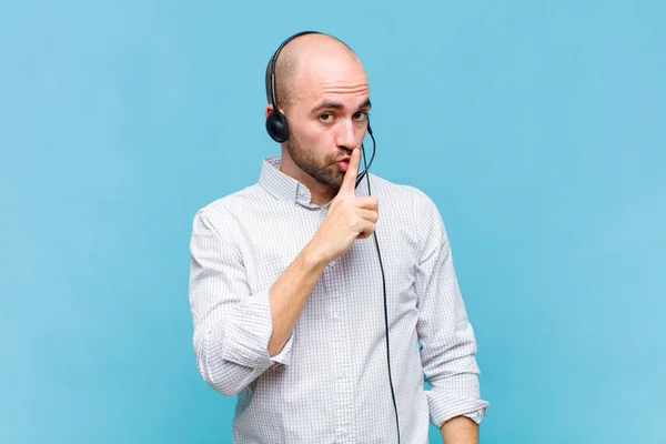 Calvo Pidiendo Silencio Tranquilidad Haciendo Gestos Con Dedo Delante Boca — Foto de Stock