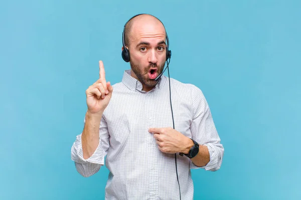 Homem Careca Sentindo Orgulhoso Surpreso Apontando Para Mesmo Com Confiança — Fotografia de Stock