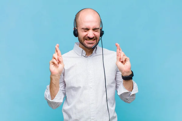 Homem Careca Sorrindo Ansiosamente Cruzando Dois Dedos Sentindo Preocupado Desejando — Fotografia de Stock