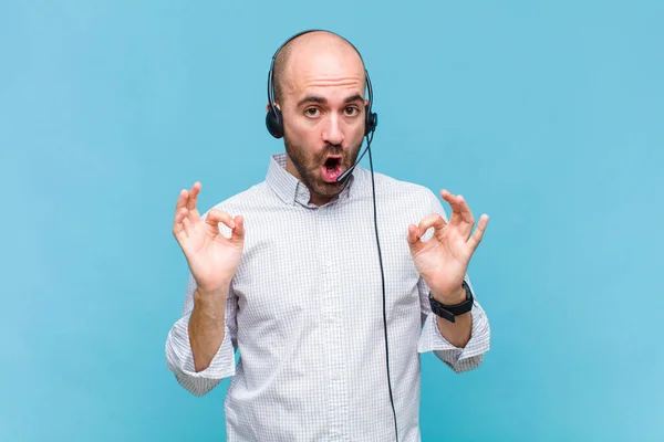 Homem Careca Sentindo Chocado Surpreso Surpreso Mostrando Aprovação Fazendo Sinal — Fotografia de Stock