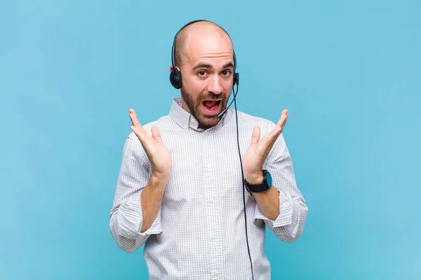 Kale Man Die Gelukkig Opgewonden Uitziet Geschokt Met Een Onverwachte — Stockfoto