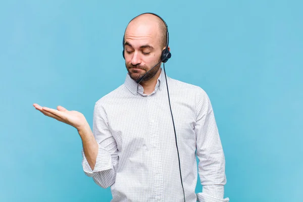 Careca Sentindo Feliz Sorrindo Casualmente Olhando Para Objeto Conceito Segurado — Fotografia de Stock