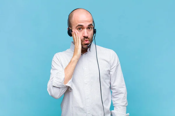 Kale Man Die Zich Geschokt Verbaasd Voelt Oog Oog Staat — Stockfoto