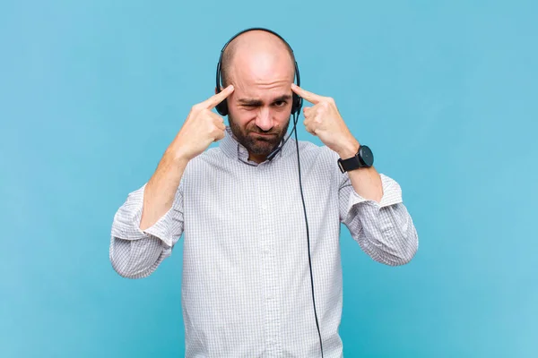 Homem Careca Com Olhar Sério Concentrado Brainstorming Pensar Sobre Problema — Fotografia de Stock