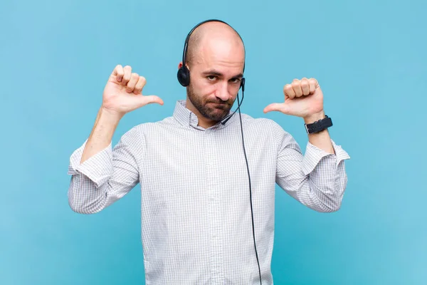 Skallig Man Känner Sig Stolt Arrogant Och Självsäker Ser Nöjd — Stockfoto