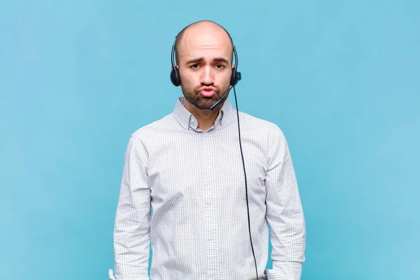 Skallig Man Trycker Läppar Tillsammans Med Söt Rolig Glad Härlig — Stockfoto