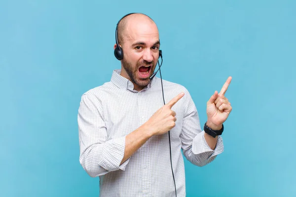 Homem Careca Sentindo Alegre Surpreso Sorrindo Com Uma Expressão Chocada — Fotografia de Stock