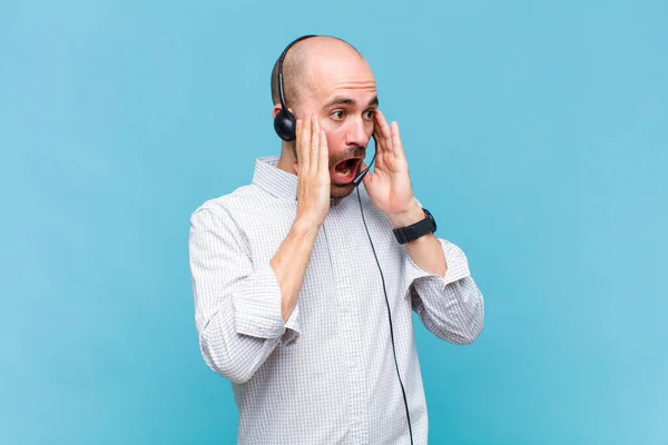 Calvo Sintiéndose Feliz Emocionado Sorprendido Mirando Lado Con Ambas Manos — Foto de Stock