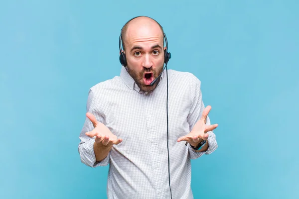 Uomo Calvo Sentirsi Estremamente Scioccato Sorpreso Ansioso Nel Panico Con — Foto Stock