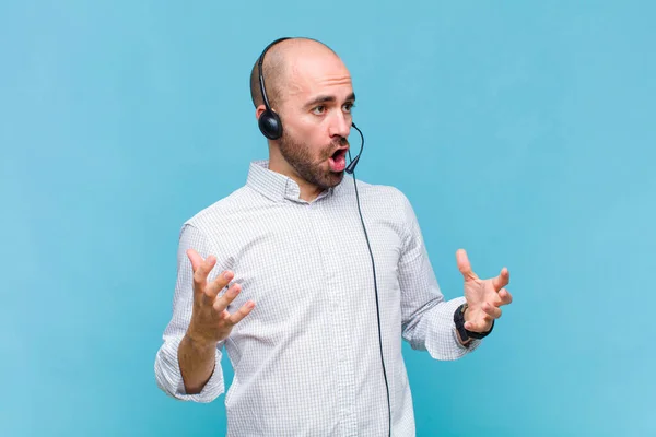 Homem Careca Realizando Ópera Cantando Concerto Show Sentindo Romântico Artístico — Fotografia de Stock