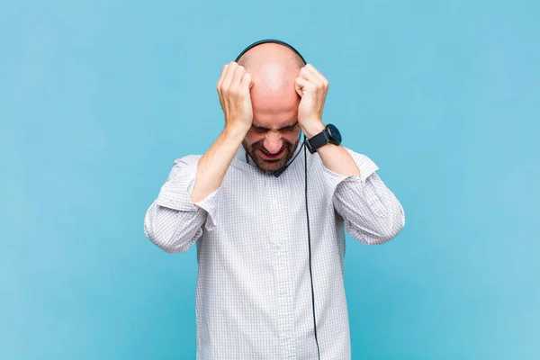 Homme Chauve Sentant Stressé Frustré Levant Les Mains Face Face — Photo