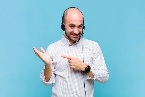 Homem Careca Sorrindo Alegremente Apontando Para Copiar Espaço Palma Mão — Fotografia de Stock