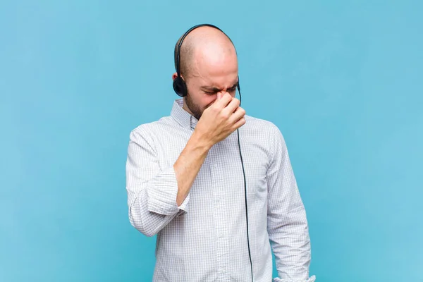 Uomo Calvo Sentirsi Stressato Infelice Frustrato Toccare Fronte Soffrire Emicrania — Foto Stock