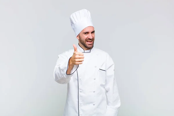 Glatzkopf Fühlt Sich Stolz Unbeschwert Selbstbewusst Und Glücklich Lächelt Positiv — Stockfoto