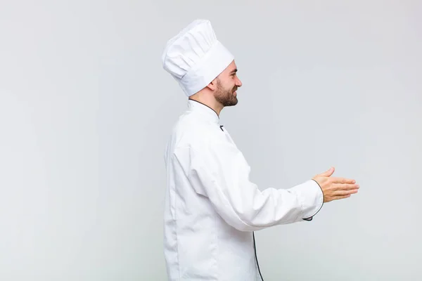 Skallig Man Ler Hälsar Dig Och Erbjuder Handskakning För Att — Stockfoto