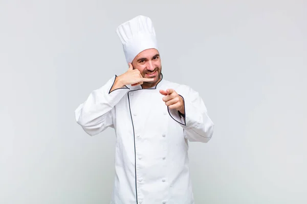 Kale Man Die Vrolijk Glimlacht Naar Camera Wijst Terwijl Hij — Stockfoto