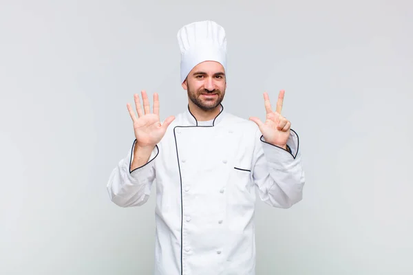 Hombre Calvo Sonriendo Mirando Amigable Mostrando Número Ocho Octavo Con — Foto de Stock