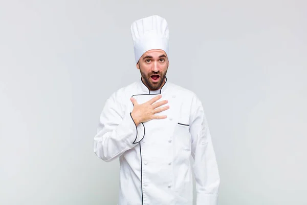 Kale Man Voelt Zich Geschokt Verbaasd Verrast Met Hand Borst — Stockfoto