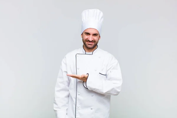 Homem Careca Sorrindo Alegremente Sentindo Feliz Mostrando Conceito Espaço Cópia — Fotografia de Stock