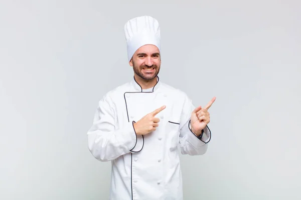 Hombre Calvo Sonriendo Felizmente Señalando Hacia Lado Hacia Arriba Con — Foto de Stock