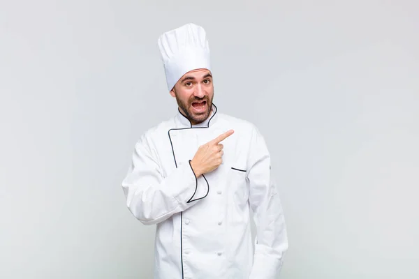 Calvo Mirando Emocionado Sorprendido Apuntando Hacia Lado Hacia Arriba Para — Foto de Stock