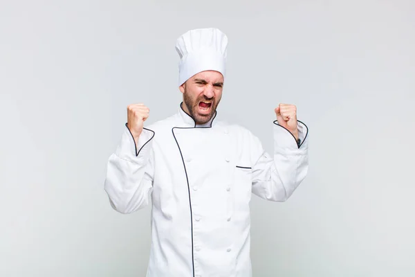 Hombre Calvo Gritando Triunfalmente Pareciendo Emocionado Feliz Sorprendido Ganador Celebrando — Foto de Stock