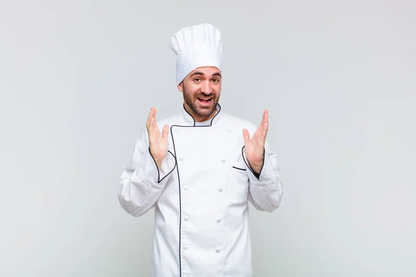 Kale Man Kijkt Geschokt Verbaasd Met Kaak Viel Verrassing Bij — Stockfoto