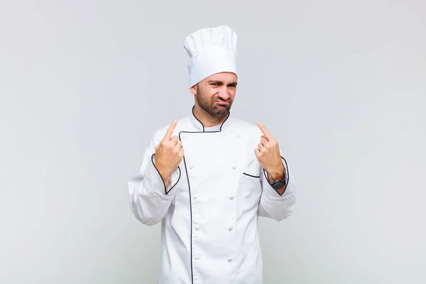 Skallig Man Med Dålig Attityd Ser Stolt Och Aggressiv Pekar — Stockfoto