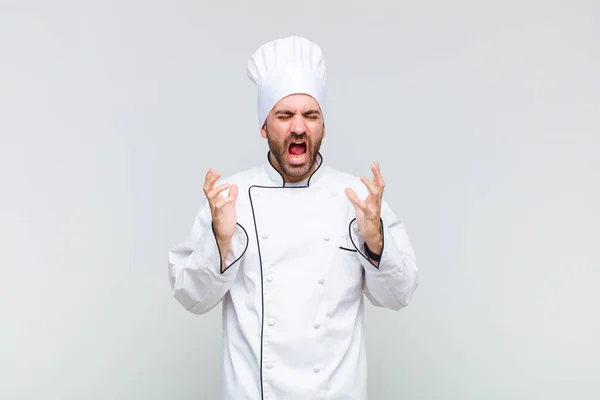 Kale Man Woedend Schreeuwen Gevoel Van Stress Geïrriteerd Met Handen — Stockfoto